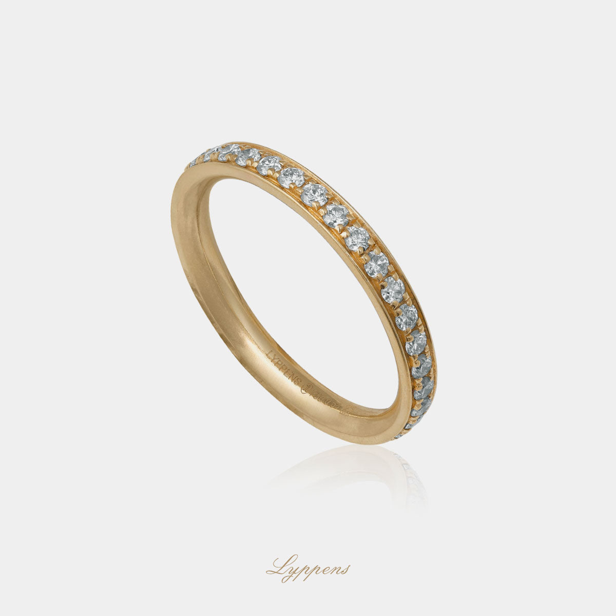 Geelgouden alliance ring gezet met briljant geslepen diamant met een totaalgewicht van 0.70ct.