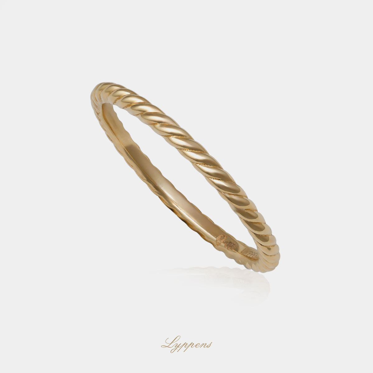 Geelgouden getorste ring met een breedte van 1.7mm.