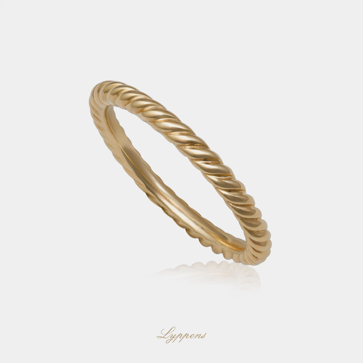 Geelgouden getorste ring met een breedte van 2.2mm.