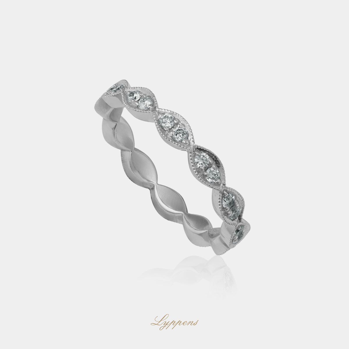 Witgouden alliance ring gezet met briljant geslepen diamant met een totaalgewicht van 0.44ct.