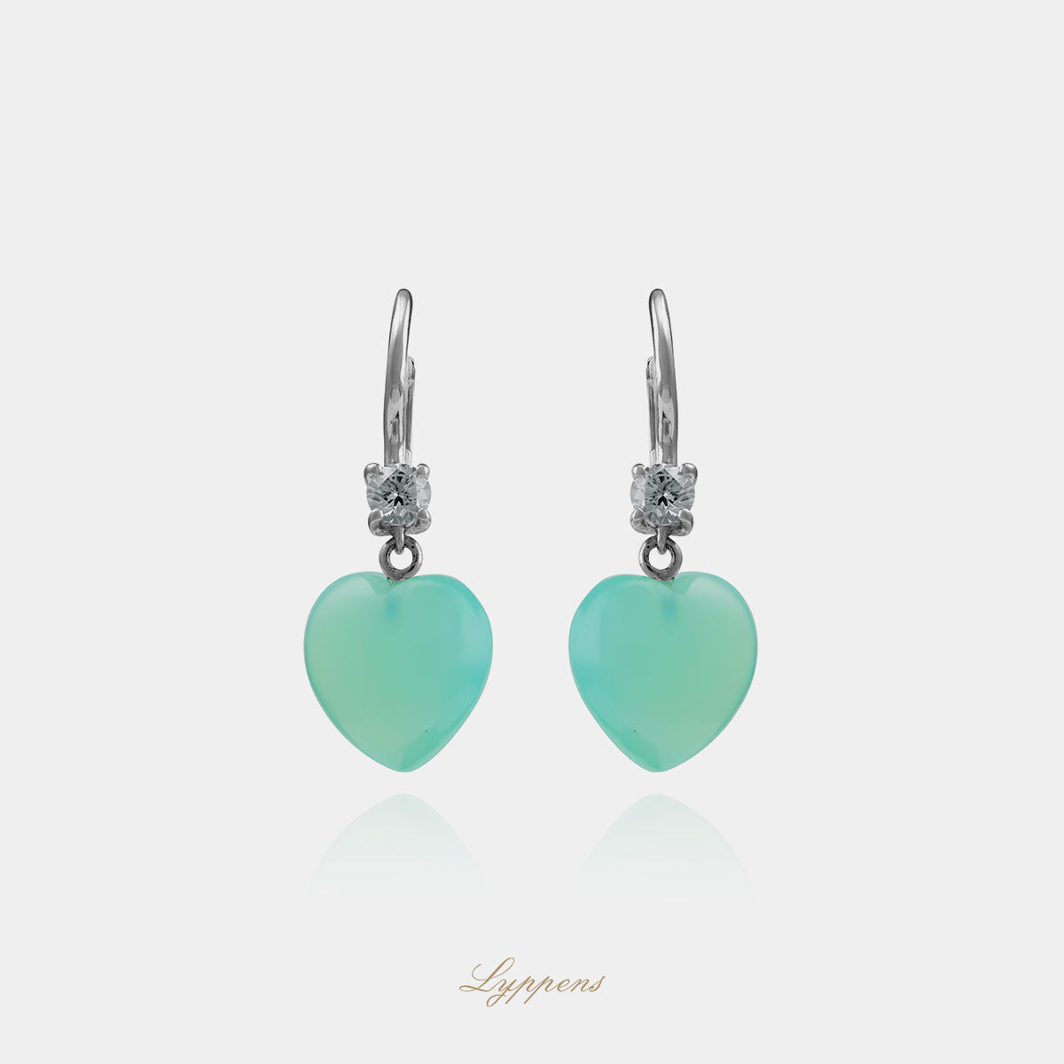 18kt witgouden oorhangers met 0.11ct briljant geslepen diamanten en hartvormige blauwe chalcedoon