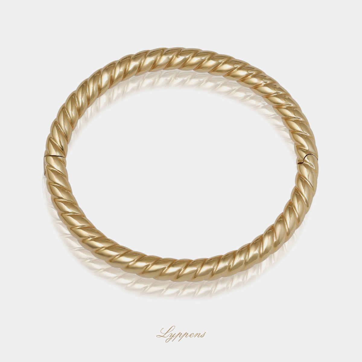 Geelgouden getorste bangle armband.