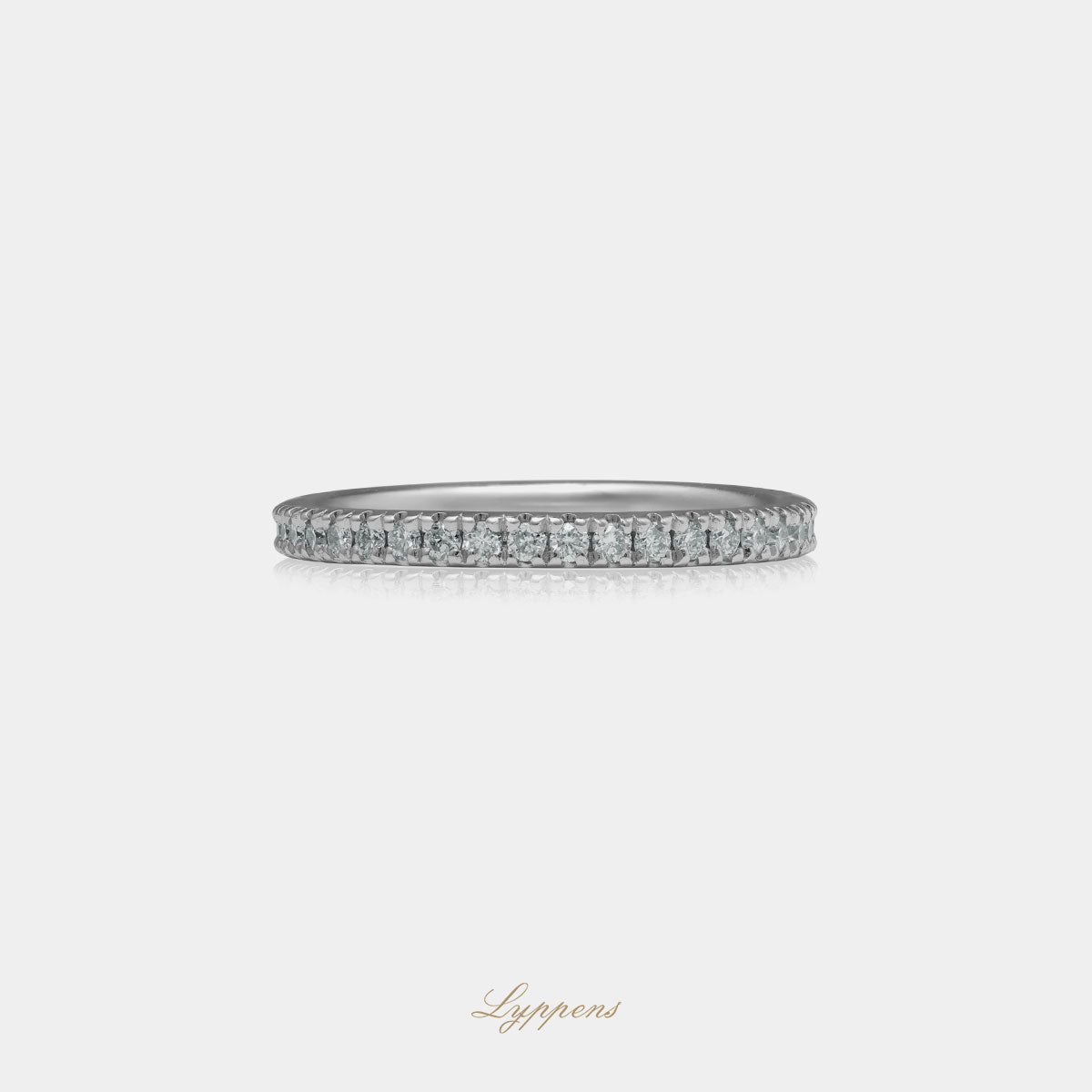 Witgouden alliance ring gezet met briljant geslepen diamant met een totaalgewicht van 0.50ct.