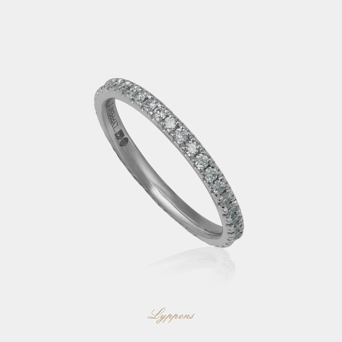 Witgouden alliance ring gezet met briljant geslepen diamant met een totaalgewicht van 0.50ct.