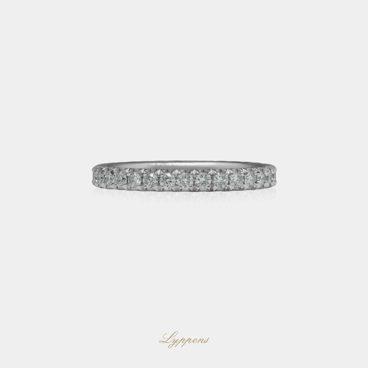 Witgouden alliance ring gezet met briljant geslepen diamant met een totaalgewicht van 0.75ct.
