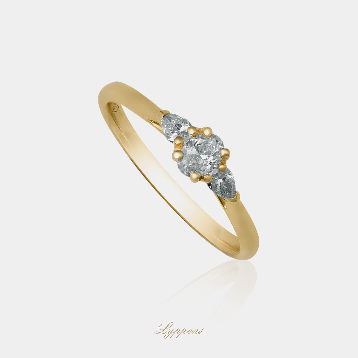 Geelgouden driesteens verlovingsring, deze ring is gezet met een ovaal en peer geslepen diamant.