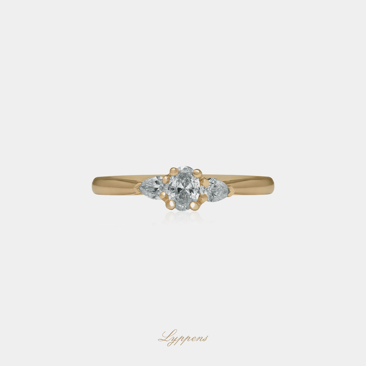 Geelgouden driesteens verlovingsring, deze ring is gezet met een ovaal en peer geslepen diamant.