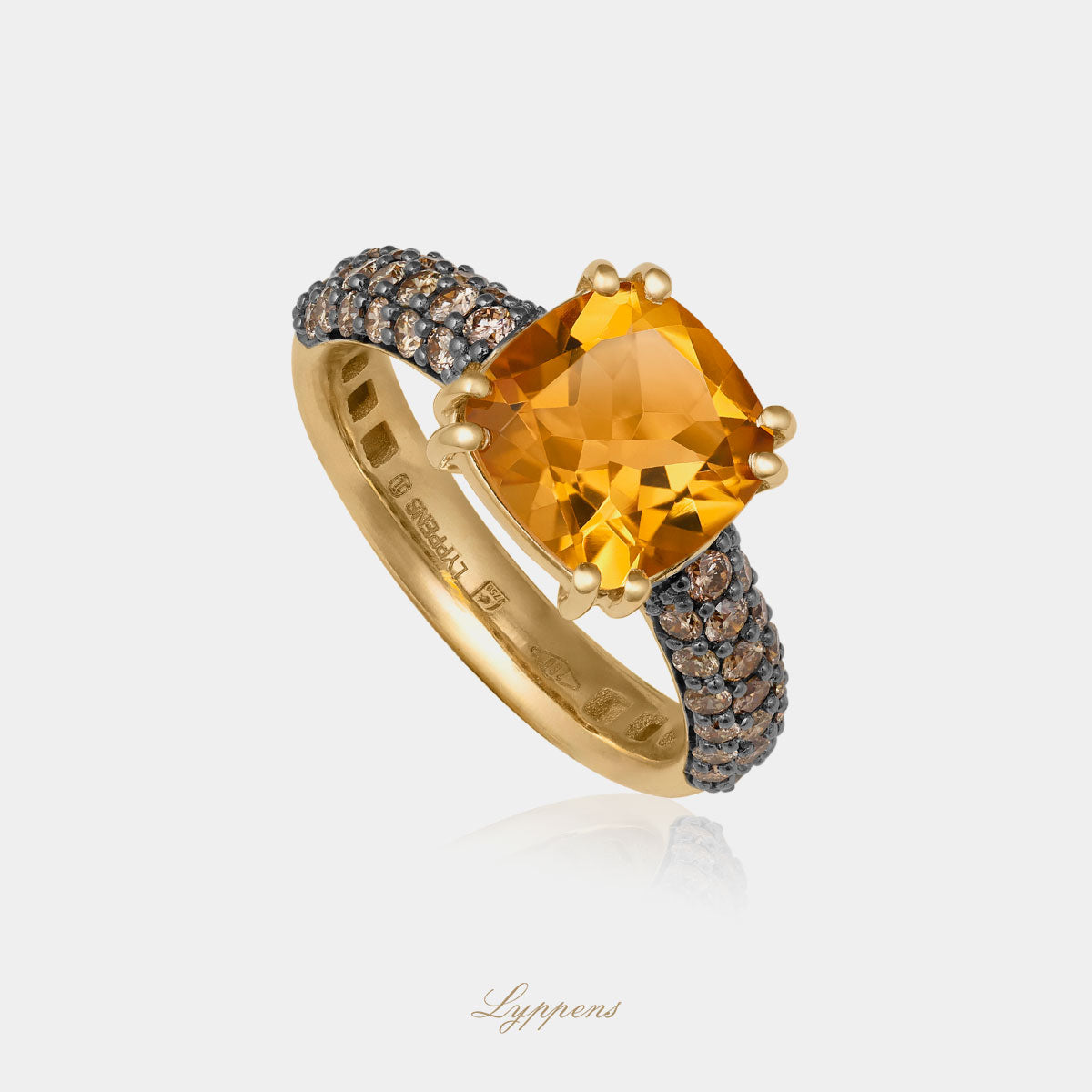 Geelgouden ring in het midden gezet met een citrien en op de scheen pavé gezet met bruine diamant.