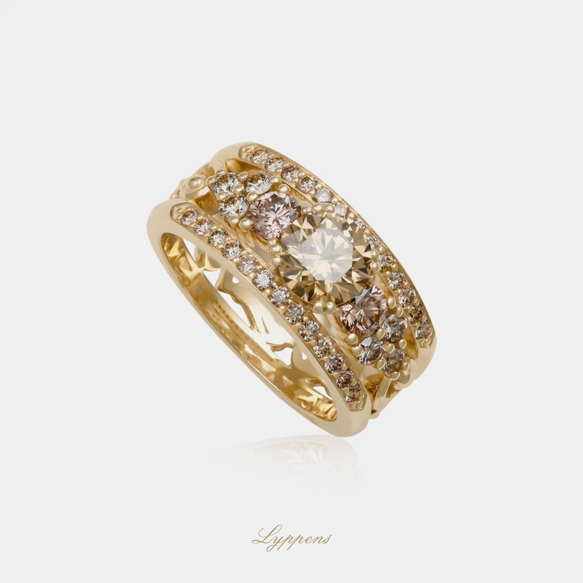 Close-up van handgemaakte 14kt geelgouden ring met briljant geslepen bruine diamant en sierlijke krullen, verkrijgbaar in verschillende goudsoorten.