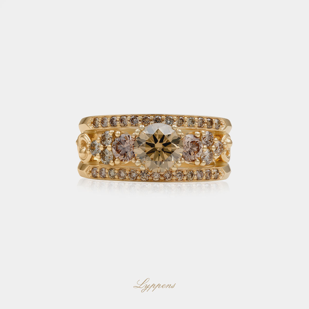 14kt geelgouden bandring gezet met briljant geslepen bruine diamant van 1.06 karaat, zuiverheid SI, met elegant kruldecoratief ontwerp.
