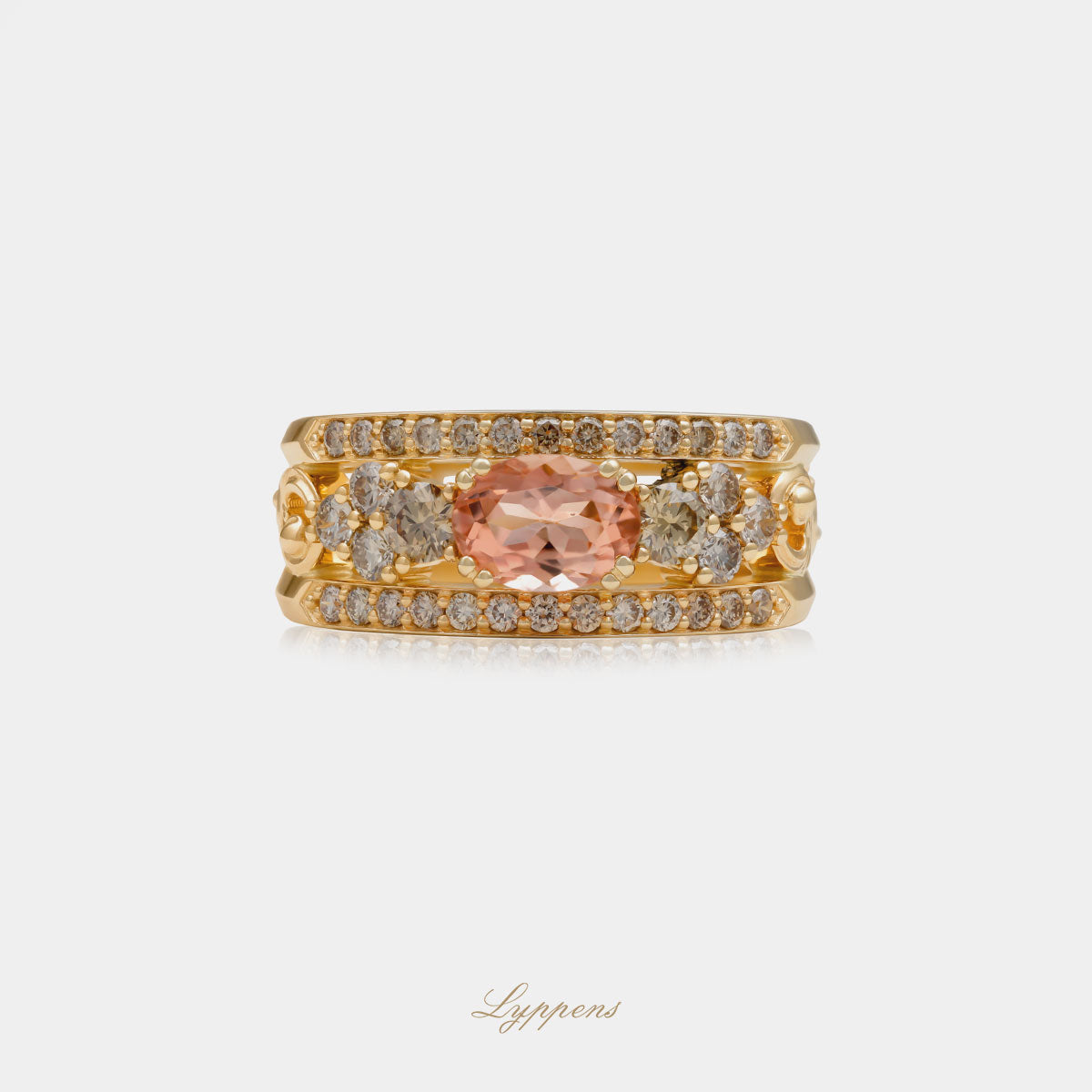 14kt geelgouden bandring gezet met ovaal geslepen peach toermalijn en briljant geslepen bruine diamant van in totaal 0.62 karaat, zuiverheid SI, met sierlijke kruldecoratie.