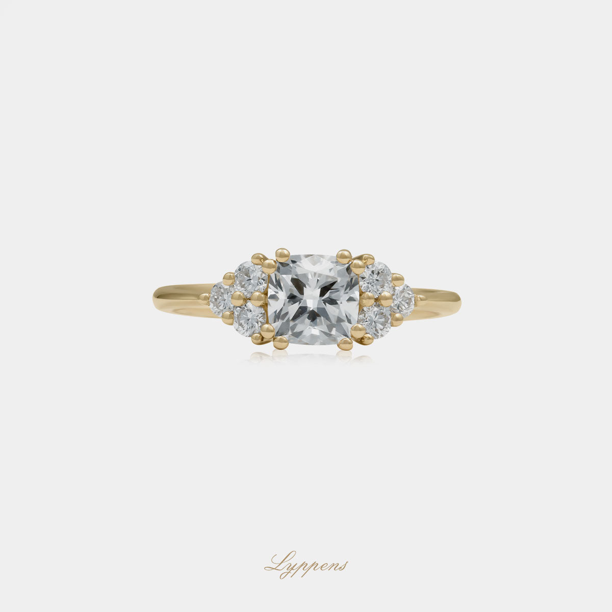 18kt geelgouden ring met 1.01ct cushion geslepen GIA diamant en briljant geslepen zijstenen