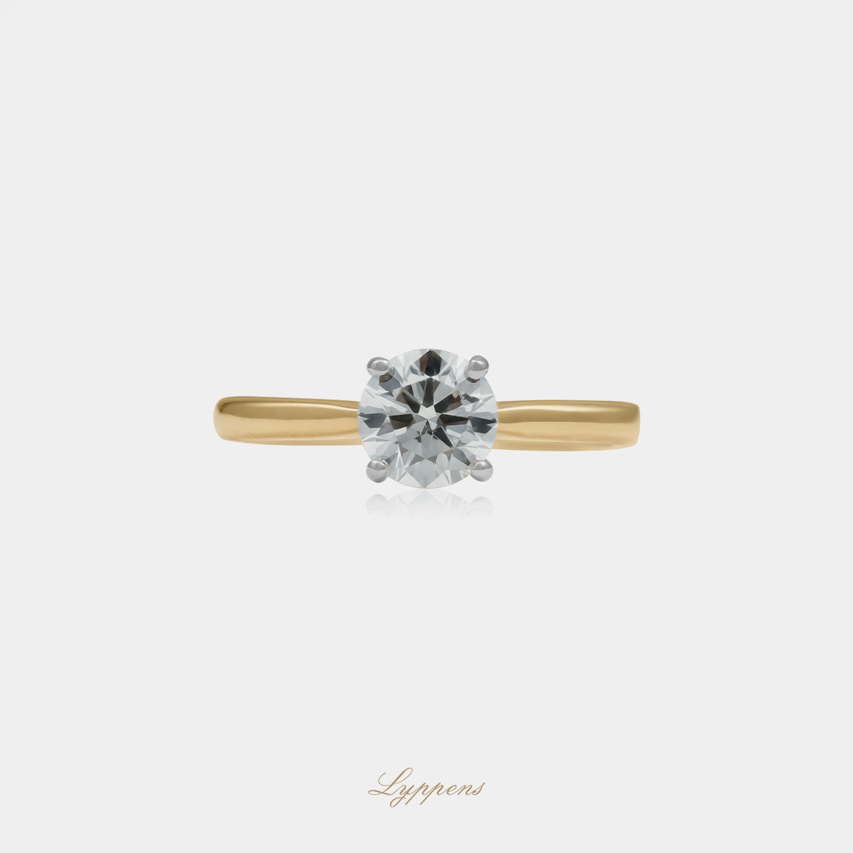 18kt geel- en witgouden solitair ring met een 1.00ct briljant geslepen diamant, kleur I, zuiverheid SI2, geplaatst in een klassiek Amsterdam montuur.
