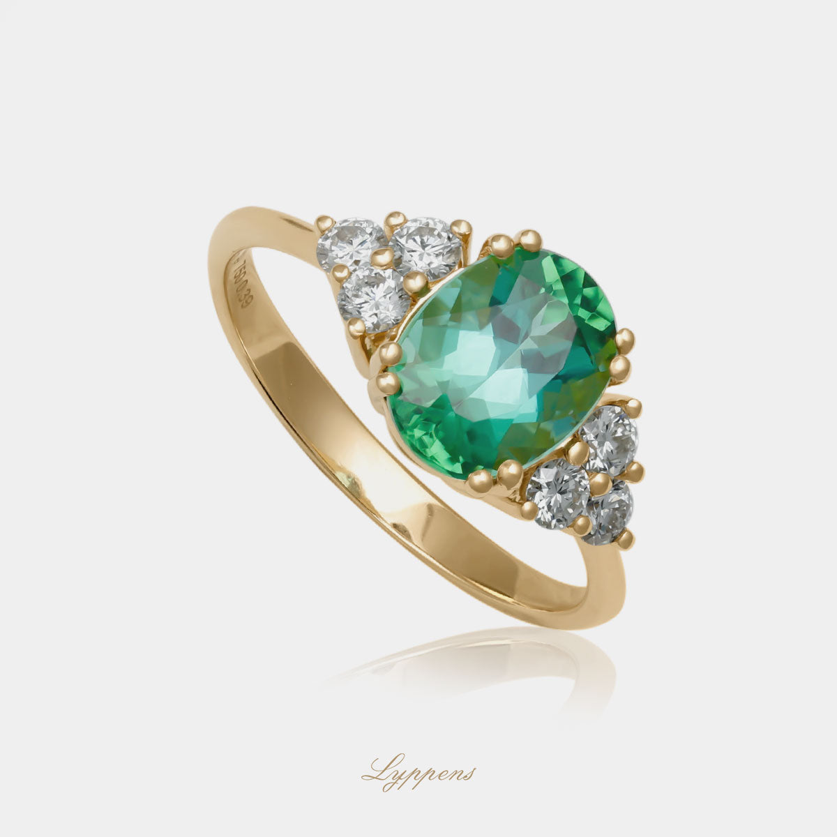 18kt geelgouden ring met ovaal geslepen groene toermalijn en briljant geslepen diamant van 0.39 karaat, elegant ontwerp met tijdloze uitstraling.