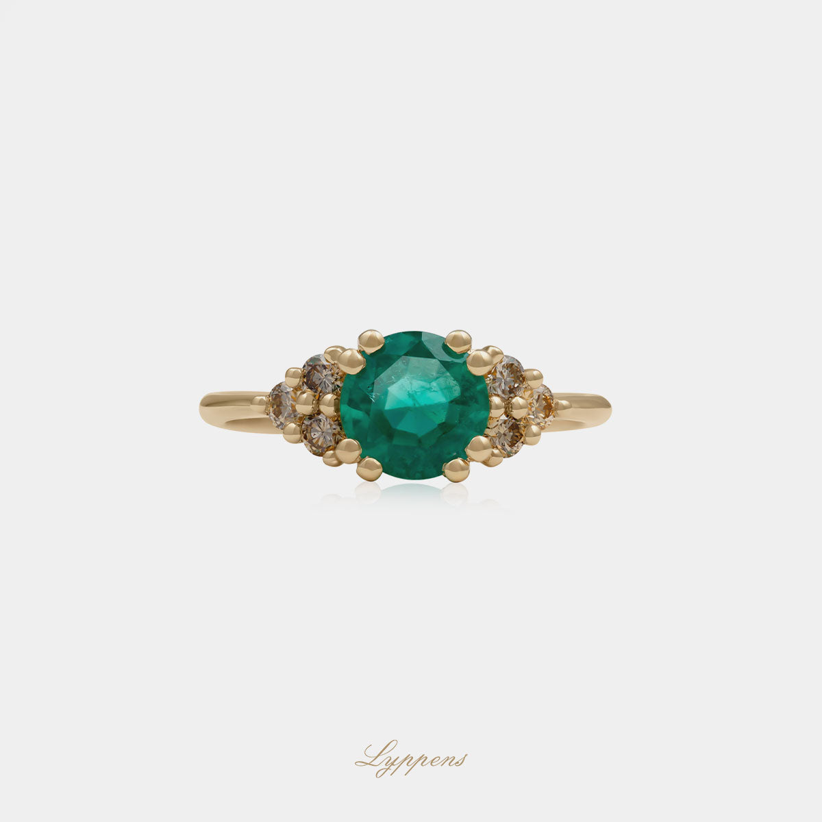 18kt geelgouden ring met ronde smaragd en bruine briljant geslepen diamanten van 0.28ct