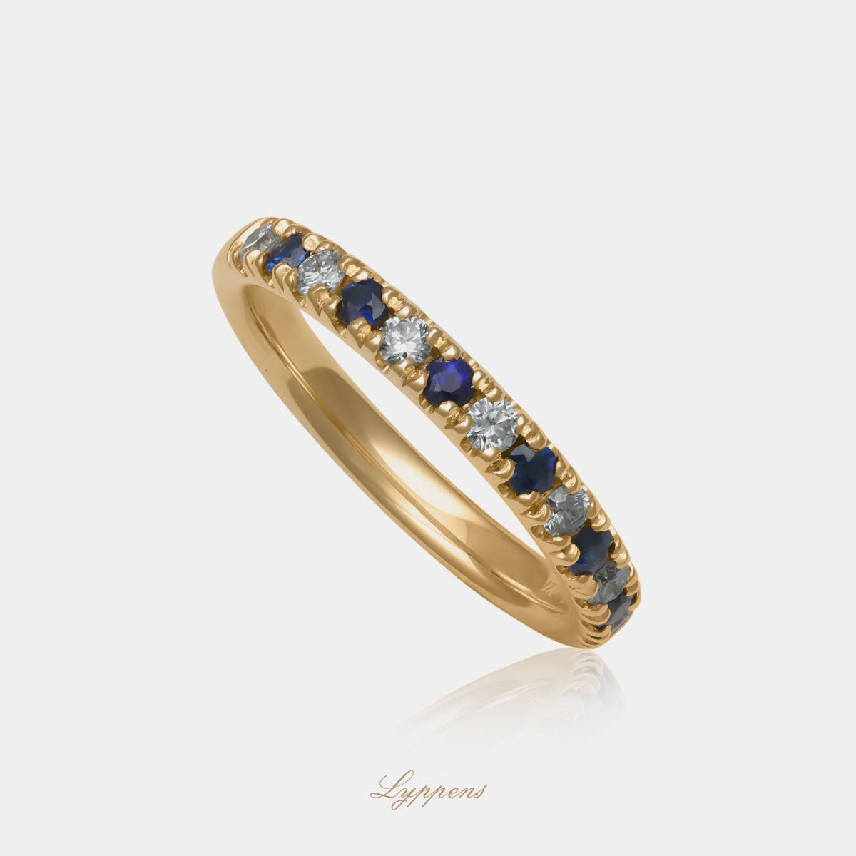 Exclusieve 18kt geelgouden rijring bezet met saffier en diamant, kleur G en zuiverheid SI1
