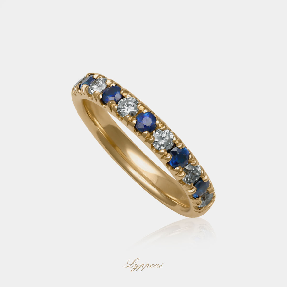 Exclusieve 18kt geelgouden rijring bezet met saffier en diamant, kleur G en zuiverheid SI1