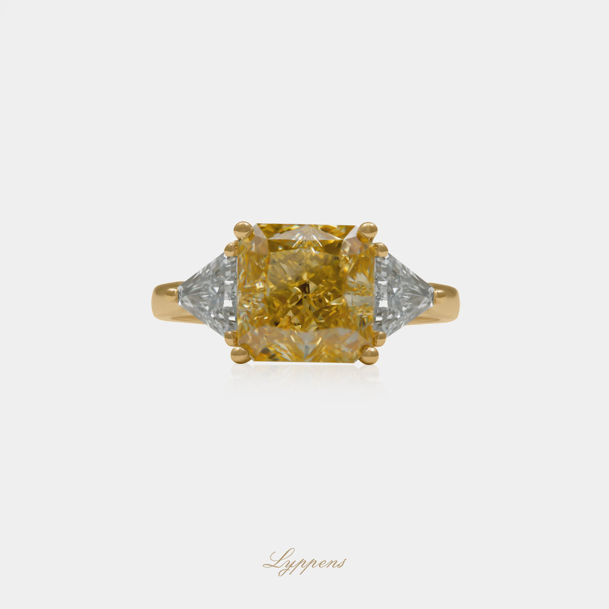 18kt geelgouden ring met 4.50ct radiant geslepen fancy yellow GIA diamant en triangel diamanten