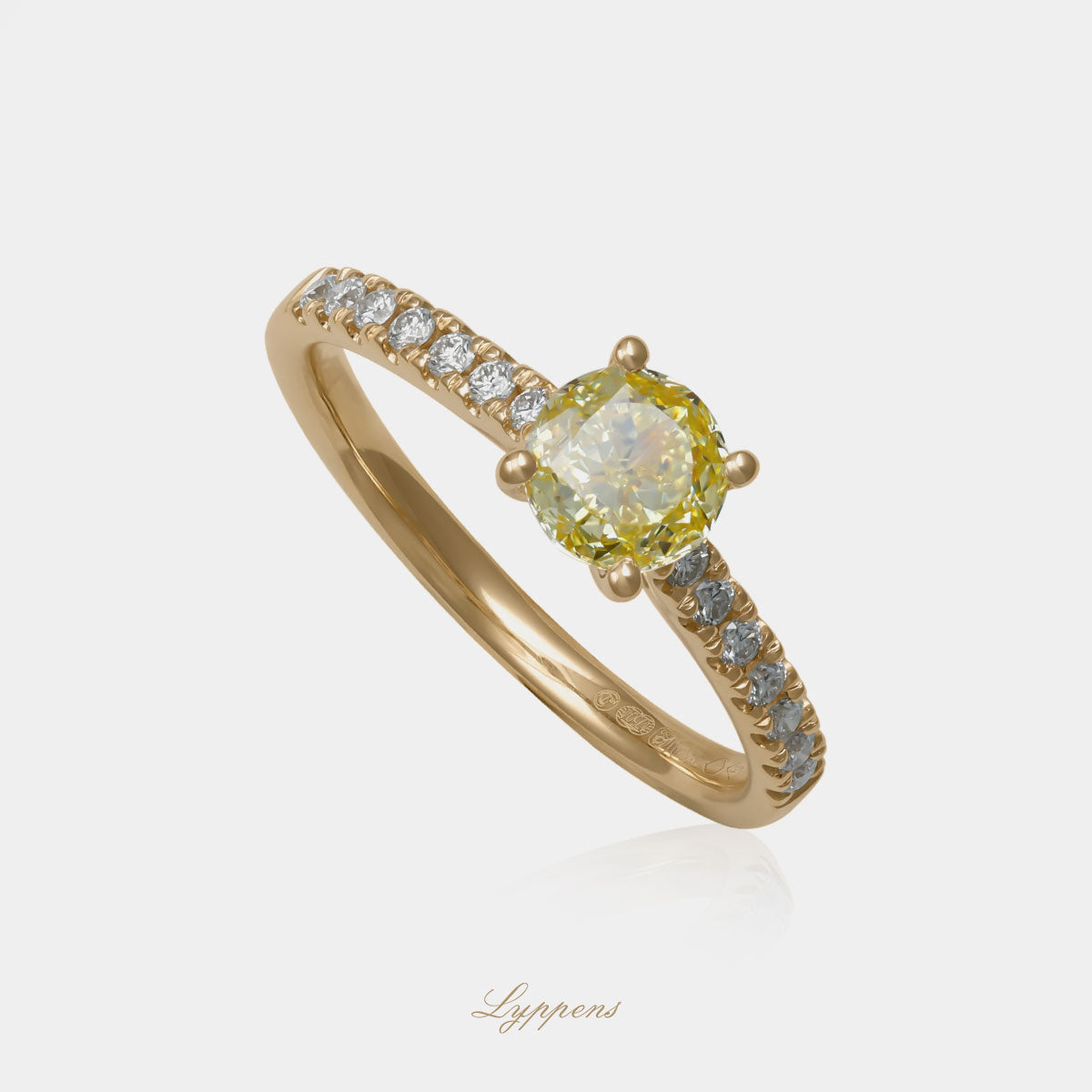 Exclusieve 18kt geelgouden verlovingsring met fancy yellow diamant en 0.82ct pavé diamanten