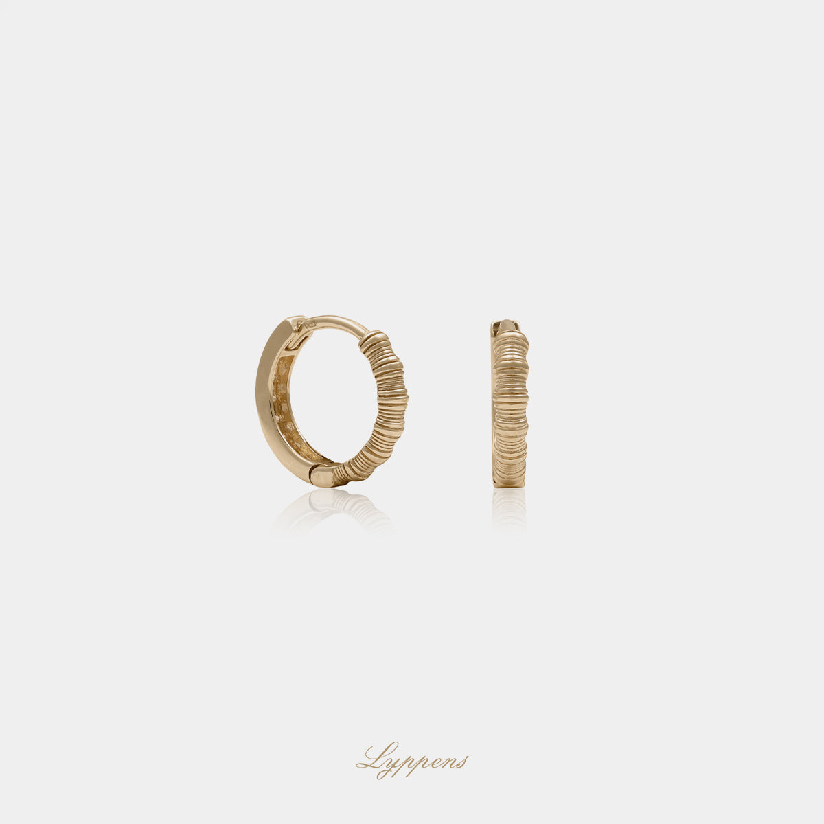 14kt geelgouden oorringen met verfijnd bamboe design en elegante structuur