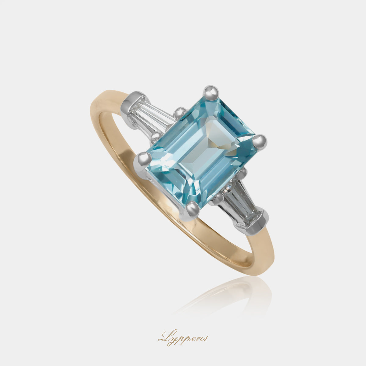 14kt geel-witgouden verlovingsring met aquamarijn en tapered baguette geslepen diamanten