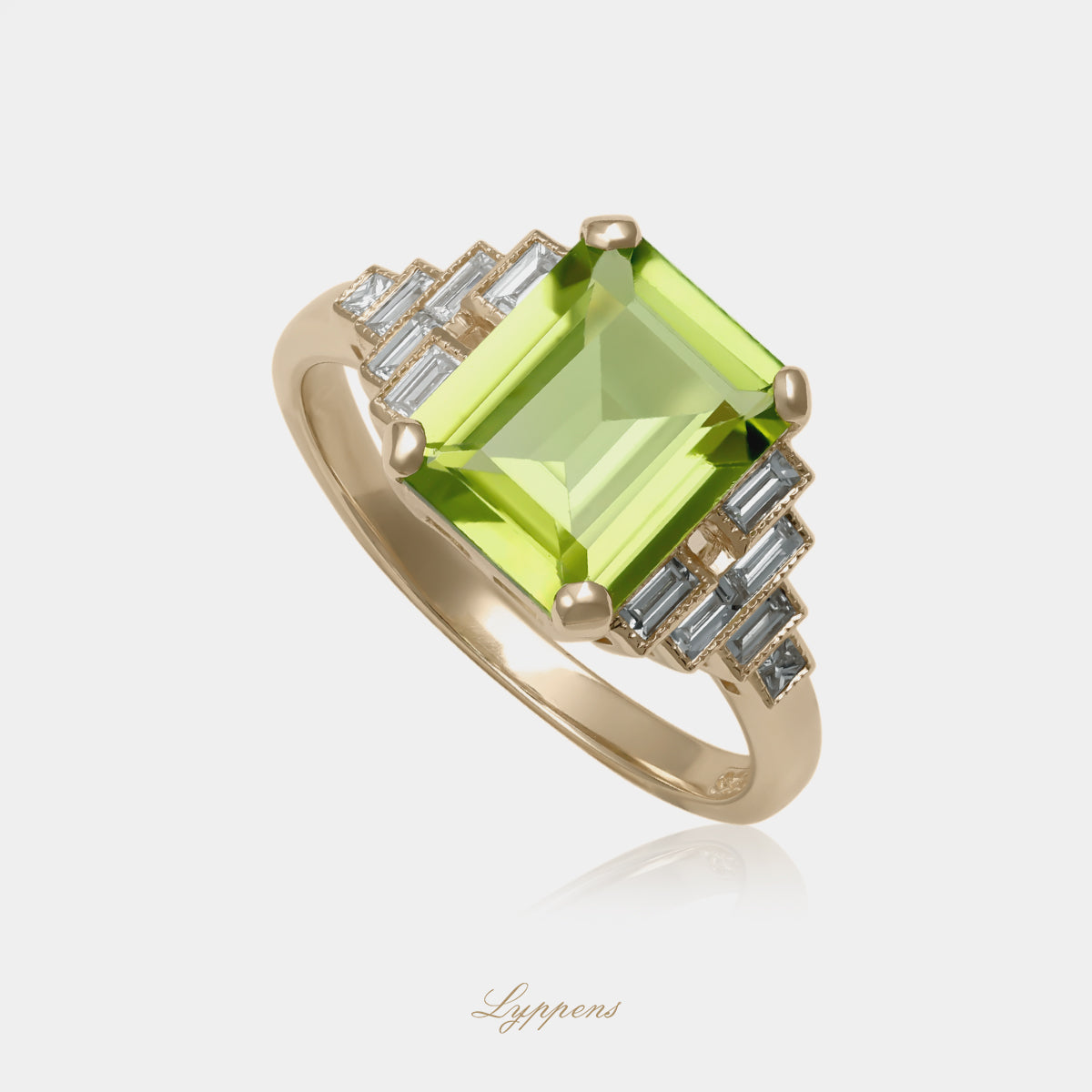 14kt geelgouden ring met peridoot in rechthoek slijpsel en baguette geslepen diamanten