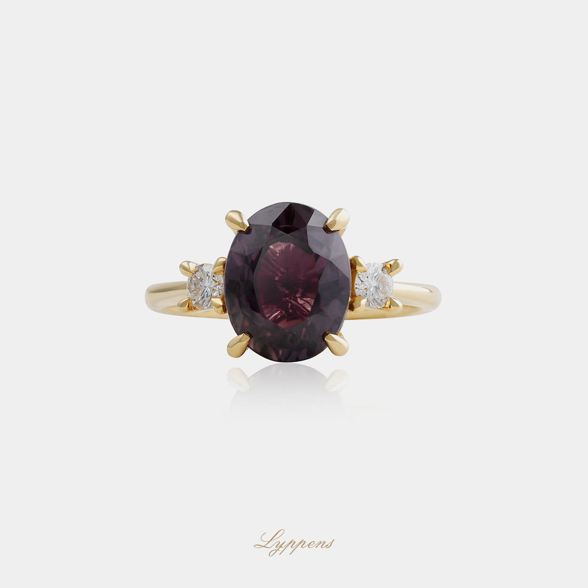 18kt geelgouden ring met ovaal geslepen roze saffier van 4.34ct en briljant geslepen diamanten van 0.24ct G SI1