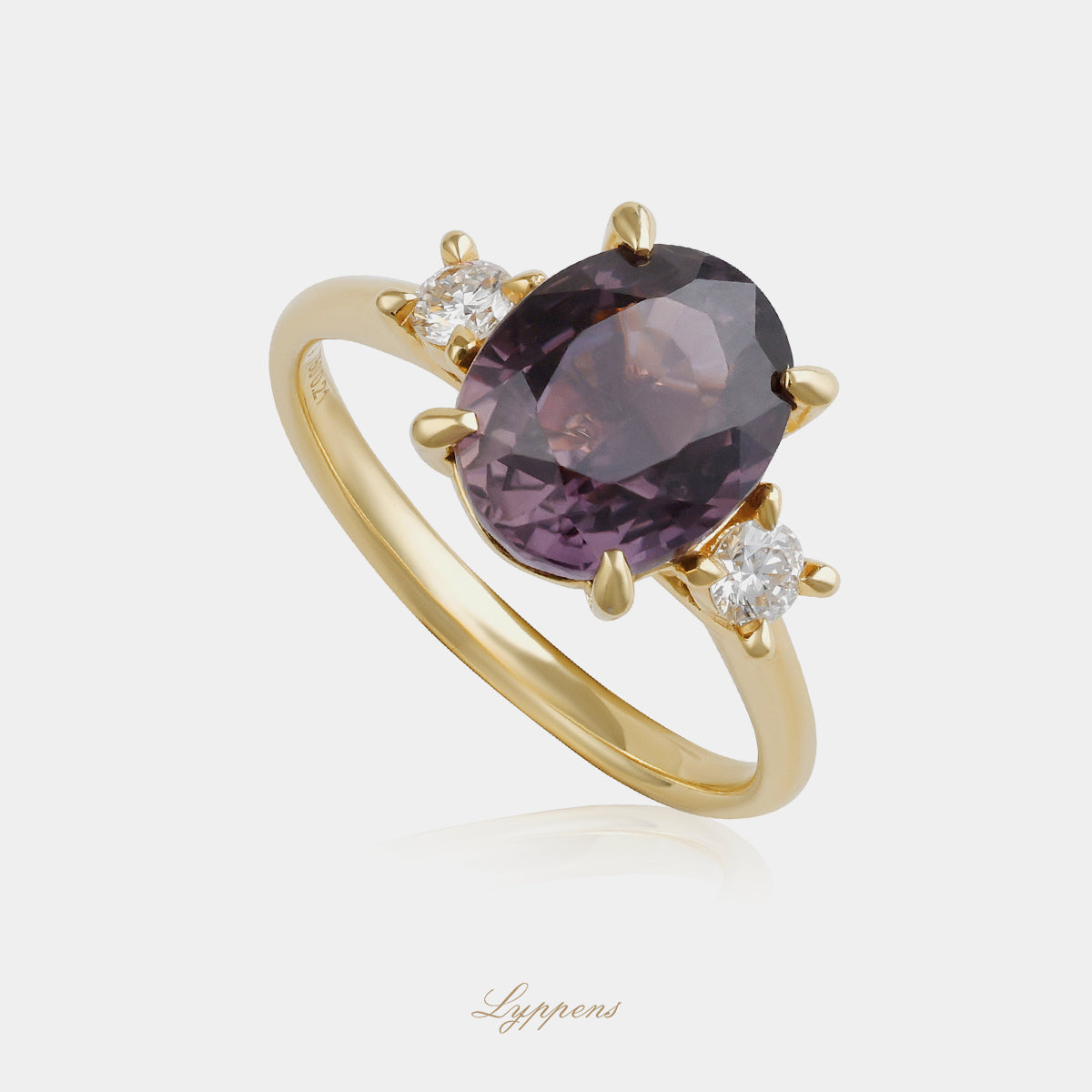 18 karaat geelgouden ring met centrale roze saffier van 4.34ct, geflankeerd door twee briljant geslepen diamanten van totaal 0.24ct G SI1