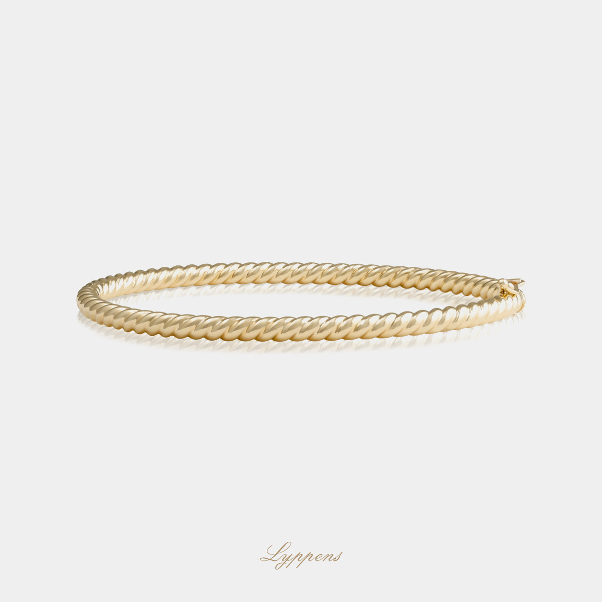 14kt geelgouden getorste bangle armband met een breedte van 3,5 mm