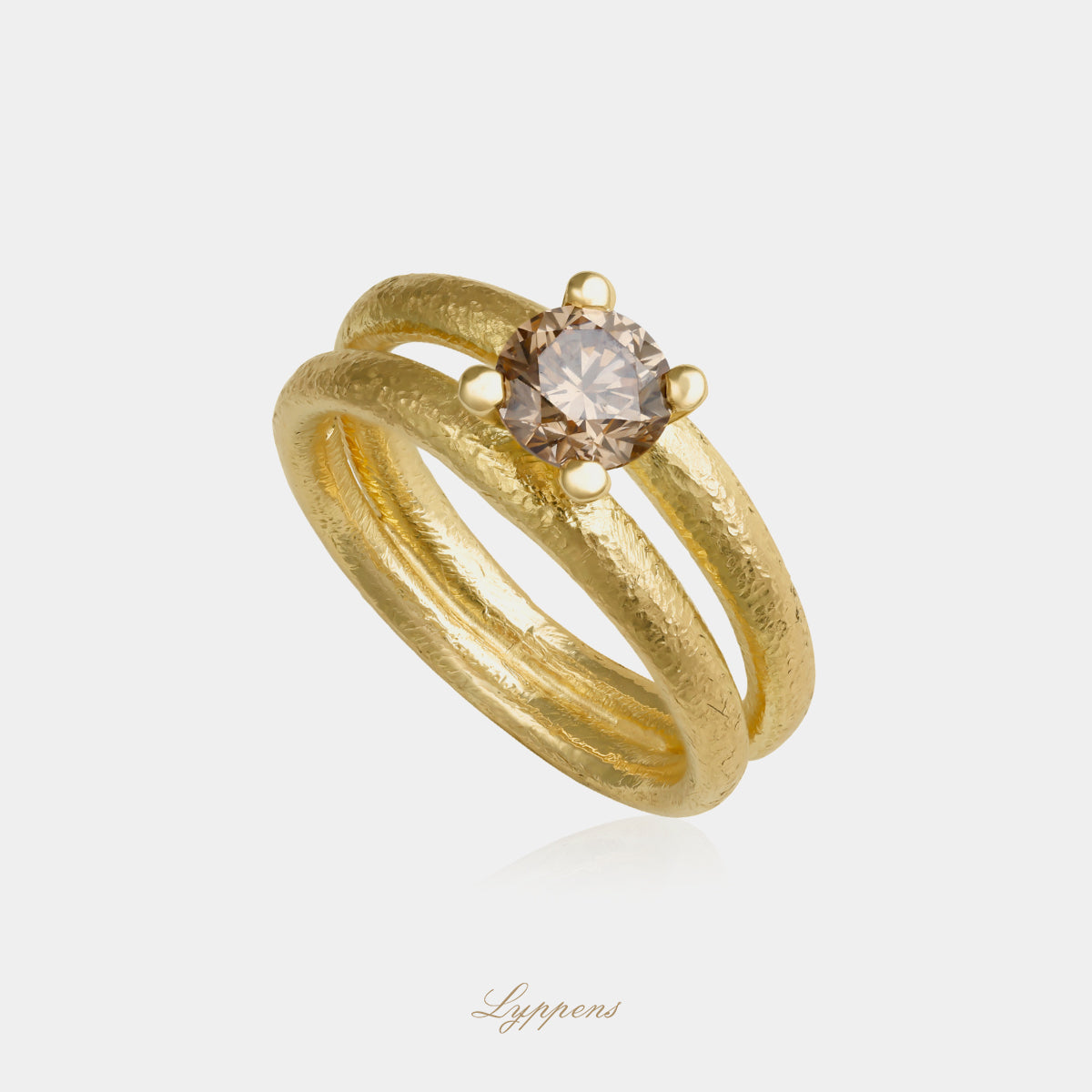 18kt geelgouden verlovingsring met bruine diamant en hamerslag design