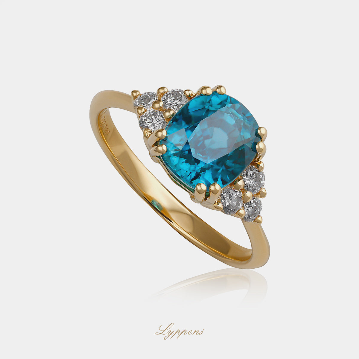 8kt geelgouden verlovingsring met blauwe zirkoon en diamanten zijstenen