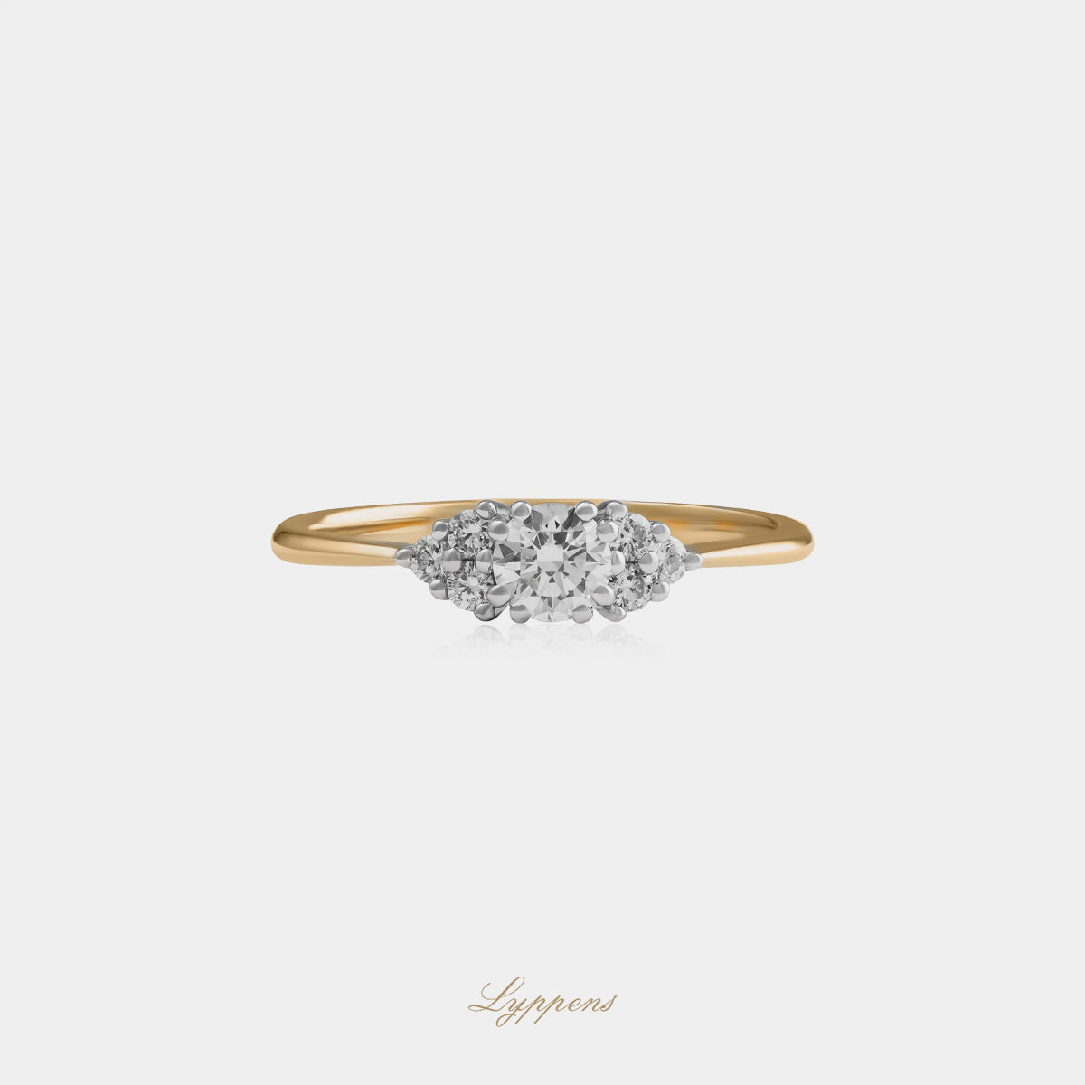 18kt geel- en witgouden ring met 0.28ct briljant geslepen diamant en 0.12ct briljant geslepen zijstenen