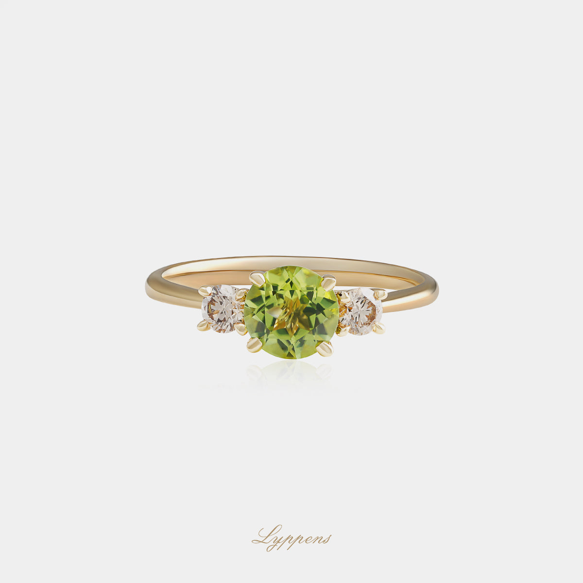 18 karaat geelgouden ring met peridoot en bruine diamant zijstenen 0.24ct SI
