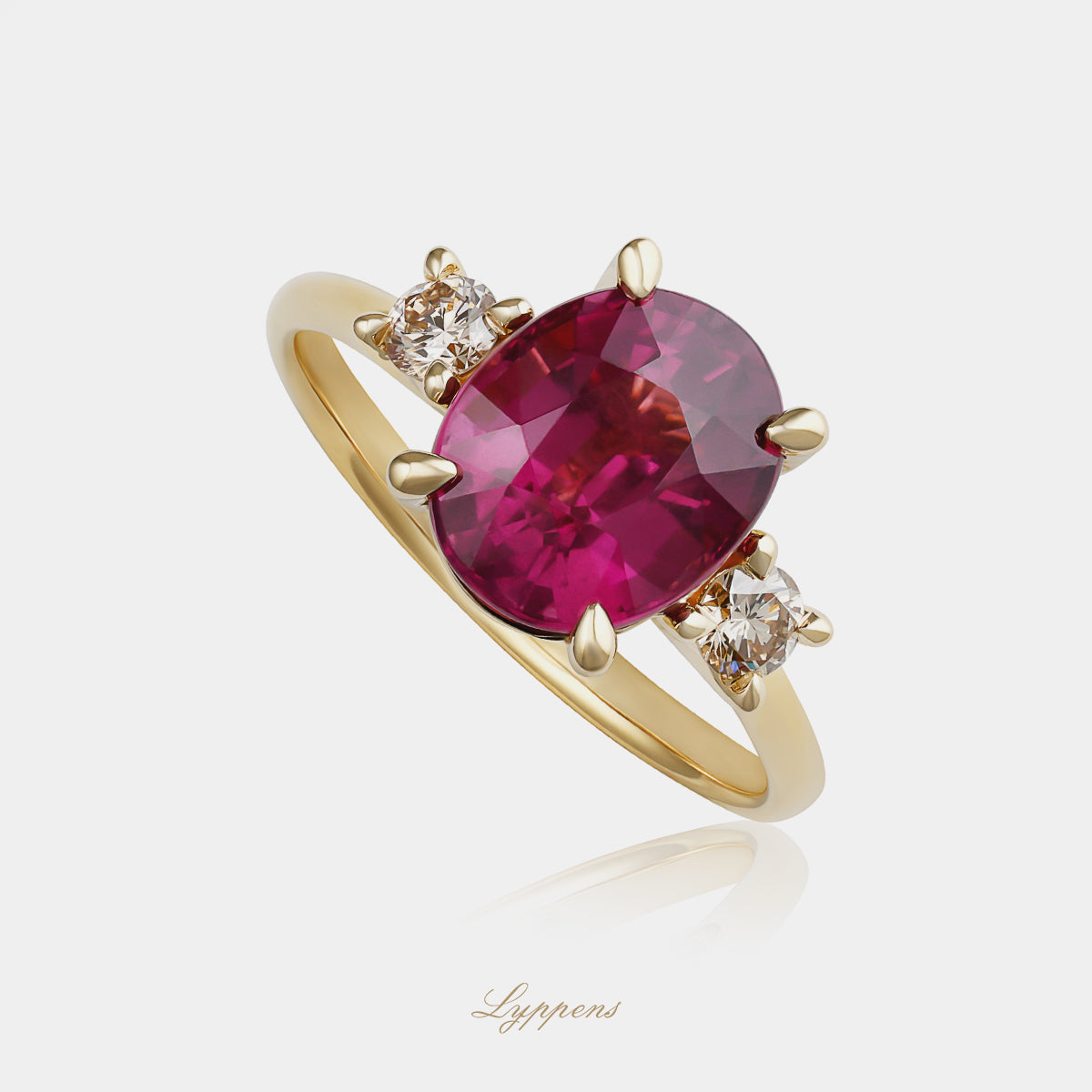 Geelgouden ring met rhodoliet en bruine diamant