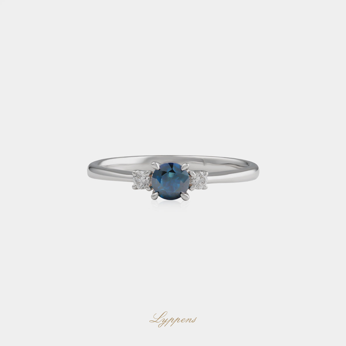 18kt witgouden ring met rond geslepen saffier en 0.07ct briljant geslepen diamanten