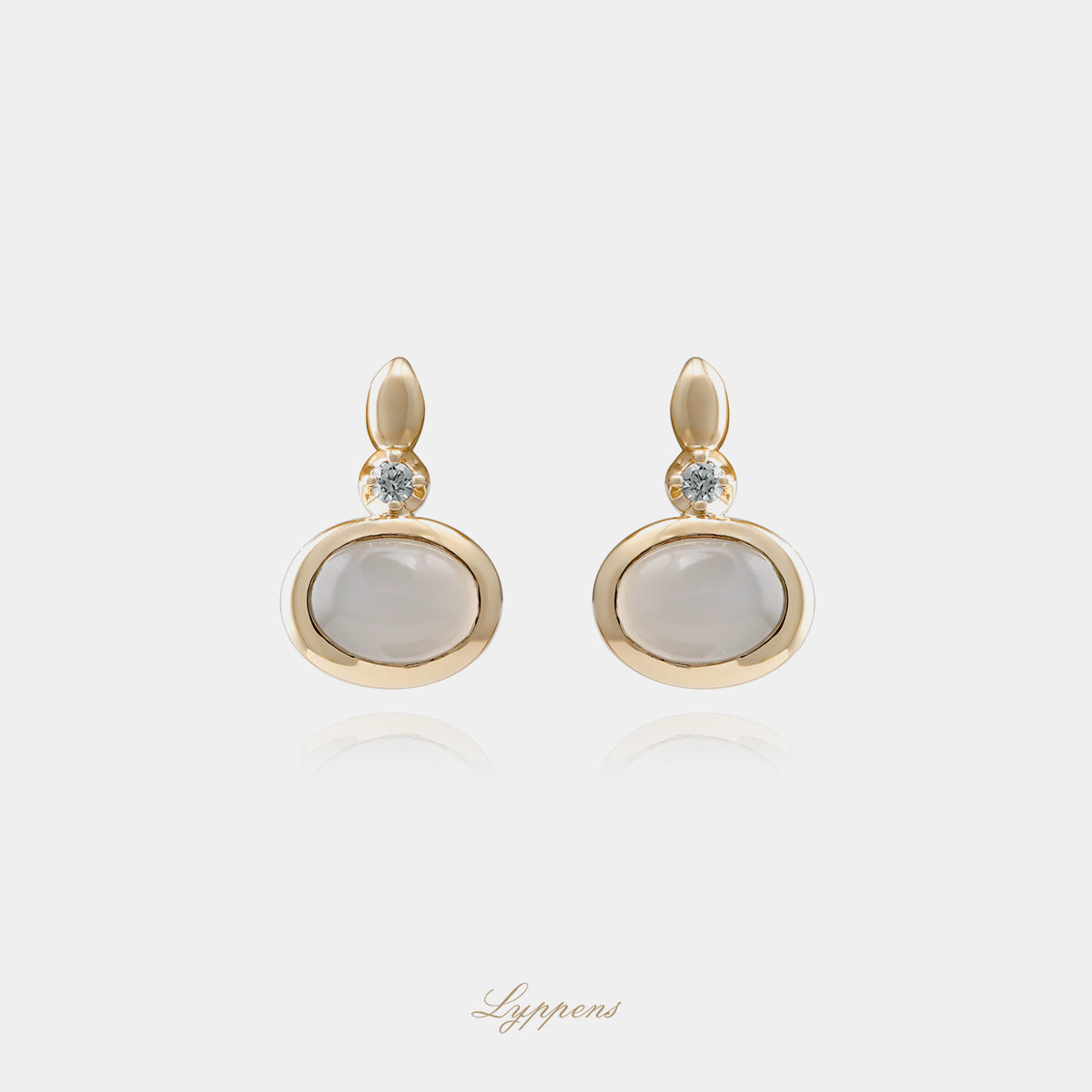 14kt geelgouden oorstekers met ovaal geslepen maansteen en 0.06ct briljant geslepen diamanten