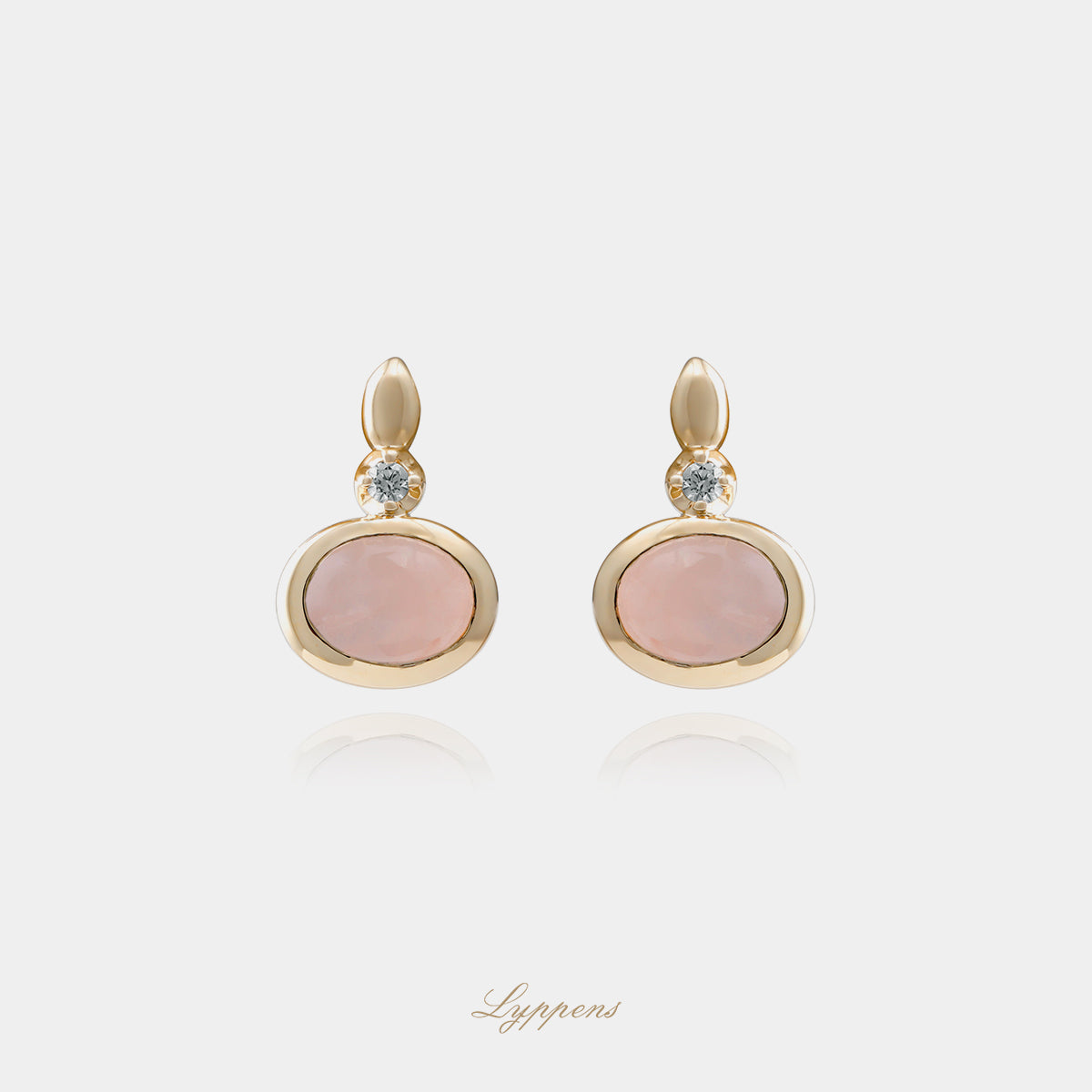 14kt geelgouden oorstekers met ovaal geslepen rozenkwarts en 0.06ct briljant geslepen diamanten