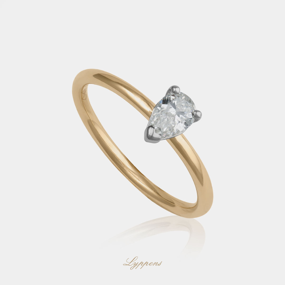 18kt verlovingsring met peer geslepen GIA diamant, kleur E en zuiverheid VS1