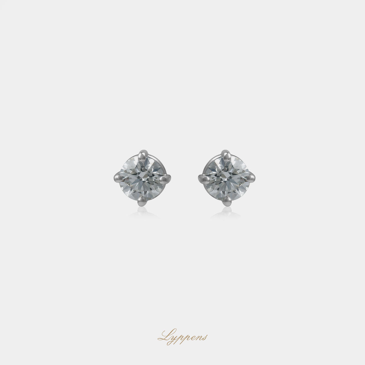 18kt witgouden solitair oorstekers met 0.62ct briljant geslepen GIA diamanten in vierpoots chaton