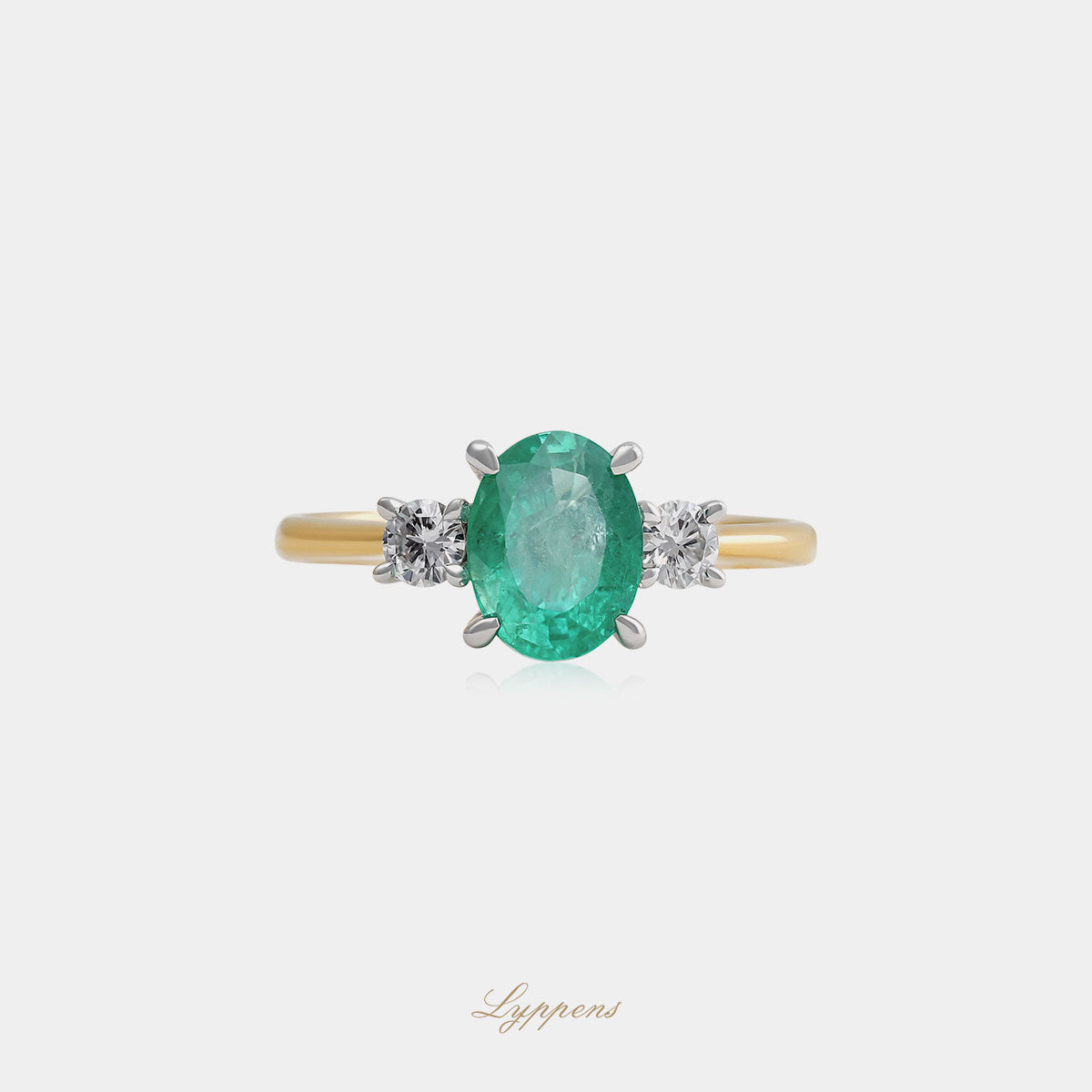 18kt geel- en witgouden ring met ovaal geslepen smaragd en 0.24ct briljant geslepen diamanten