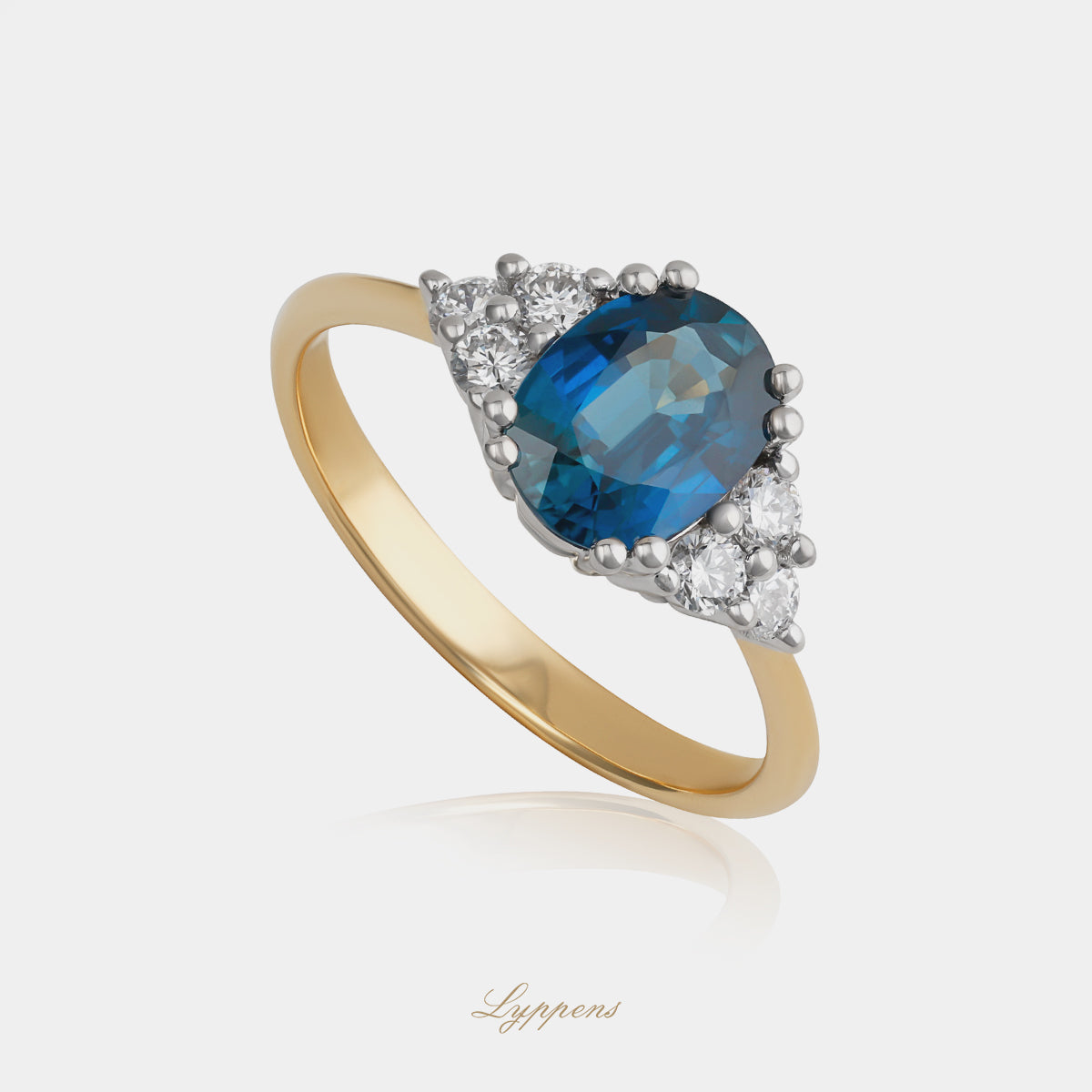 18 karaat geel witgouden ring met saffier en briljant geslepen diamant zijstenen 0.30ct