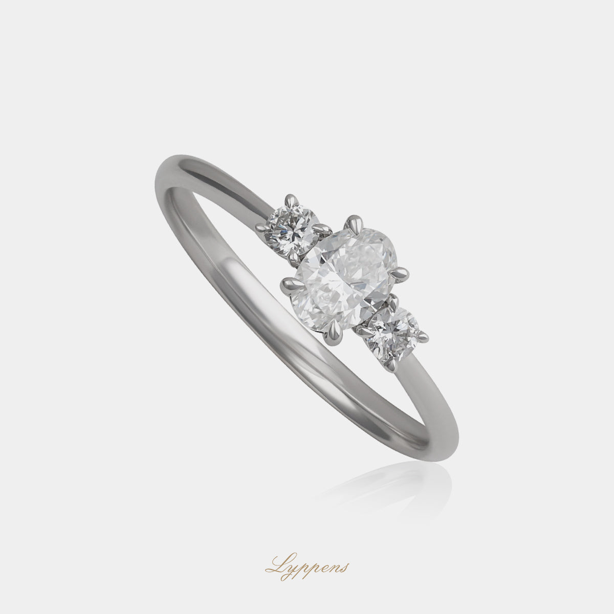 18 karaat witgouden ring met ovaal geslepen diamant 0.40ct E VS1 en zijdiamanten, GIA gecertificeerd