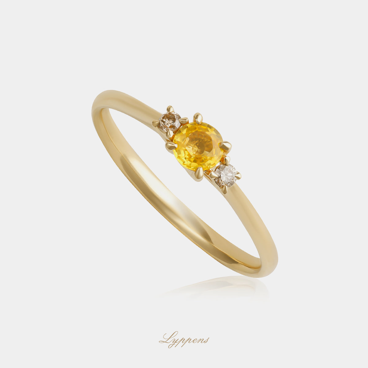 18 karaat geelgouden ring met gele saffier en bruine diamant zijstenen 0.06ct SI