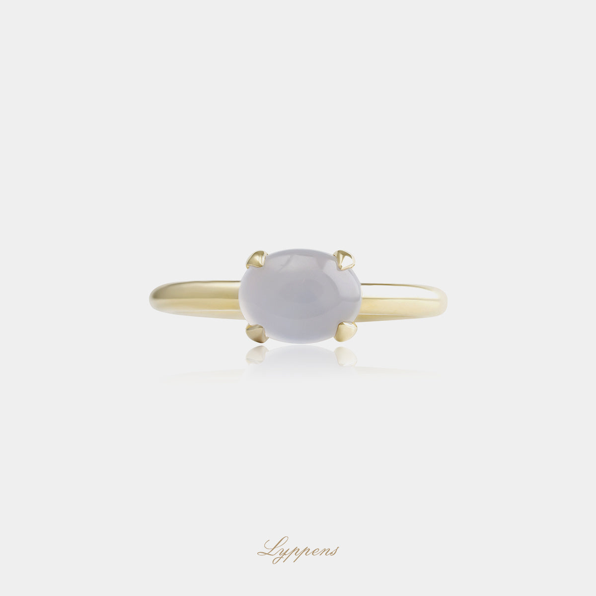 14kt geelgouden Capri ring gezet met een ovaal cabochon geslepen blauwe chalcedoon, afzonderlijk te dragen of te combineren met andere Capri ringen