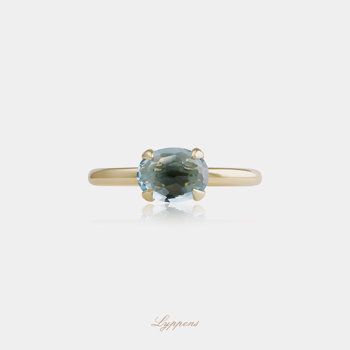 14kt geelgouden Capri ring gezet met een ovaal gefacetteerde Swiss Blue topaas, afzonderlijk te dragen of te combineren met andere Capri ringen
