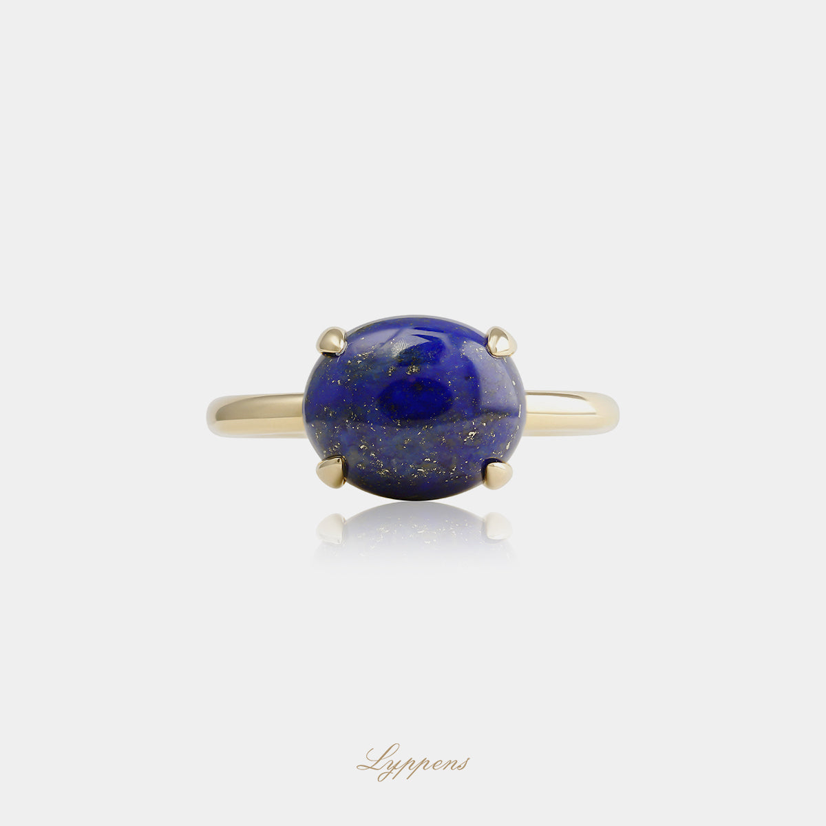 14kt geelgouden Capri ring gezet met een ovaal cabochon geslepen lapis lazuli, afzonderlijk te dragen of te combineren met andere Capri ringen