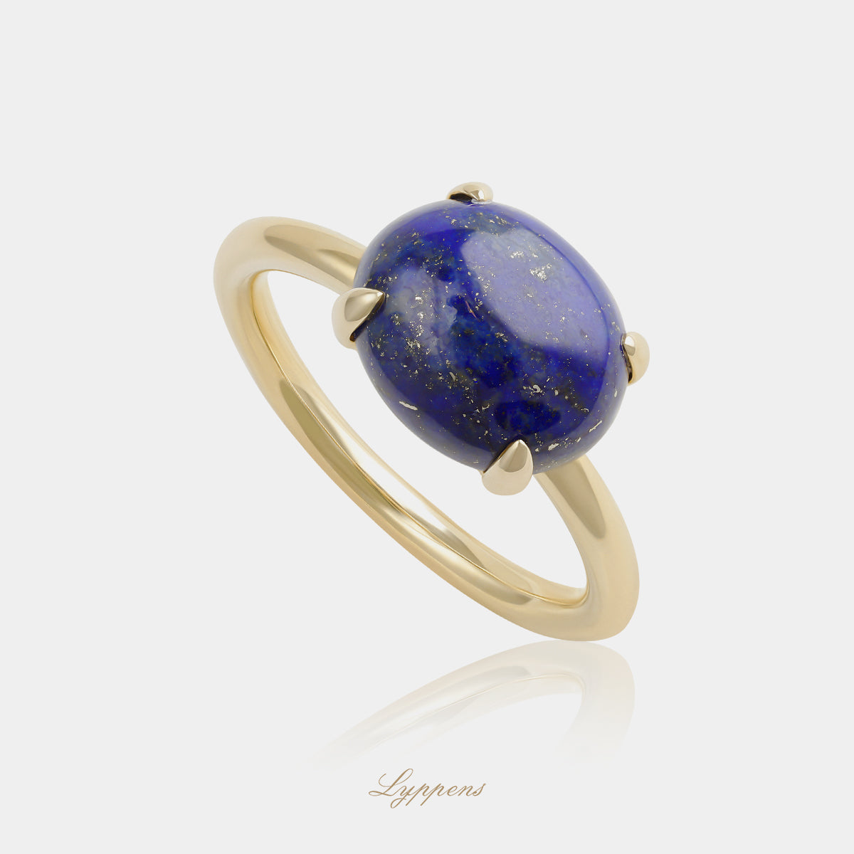 14 karaat geelgouden ring uit de Capri collectie met ovaal cabochon geslepen lapis lazuli, prachtig te combineren met andere ringen uit de collectie