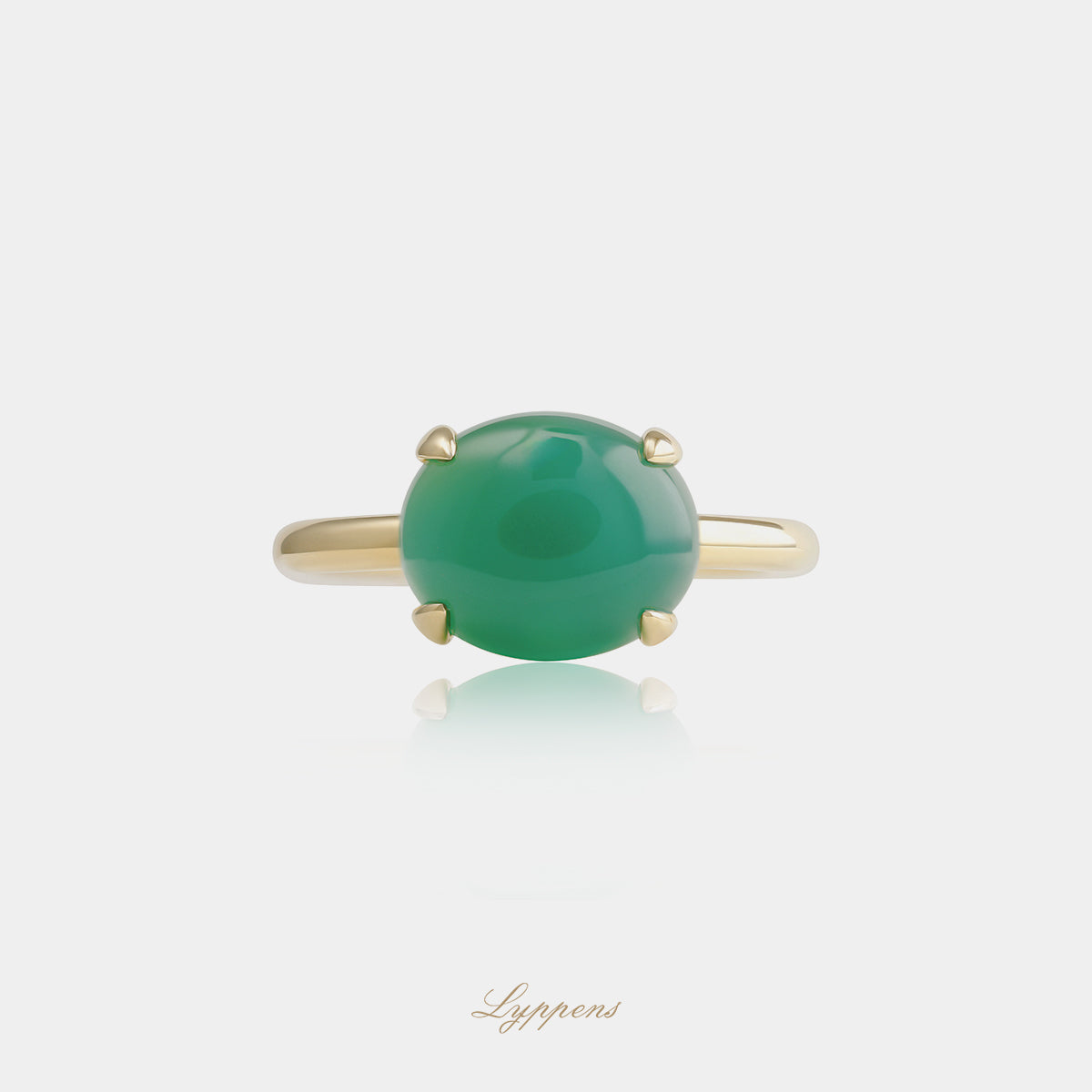 14kt geelgouden Capri ring gezet met een ovaal cabochon geslepen groene agaat, afzonderlijk te dragen of te combineren met andere Capri ringen