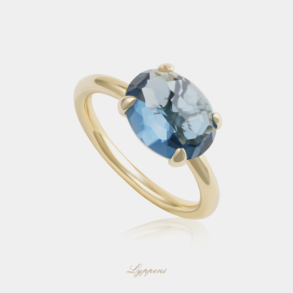 14 karaat geelgouden ring uit de Capri collectie met ovaal gefacetteerde London Blue topaas, prachtig te combineren met andere ringen uit de collectie