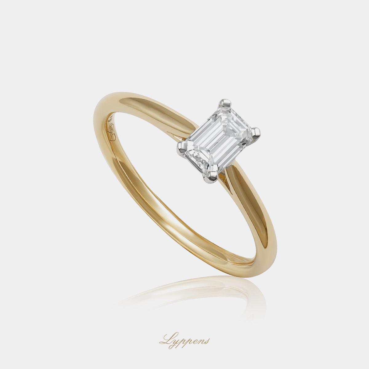 Yellow gold solitaire ring with diamond